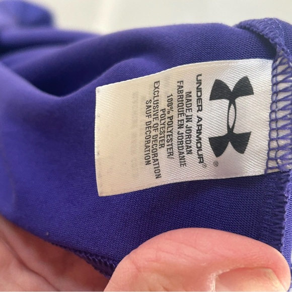 🌿Under Armour Women’s Purple V-Neck Shirt, size XS🌿 - Picture 4 of 5